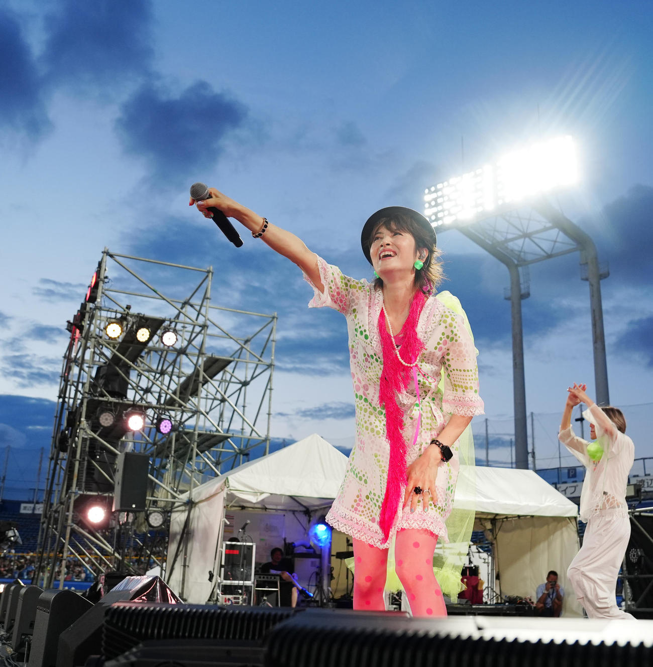 神宮球場のステージに登場し、会場を盛り上げる荻野目洋子（撮影・江口和貴）