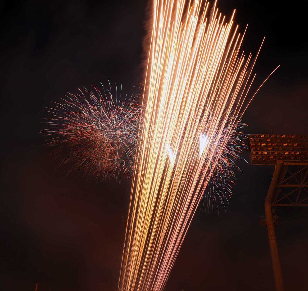 2025神宮外苑花火大会　神宮の空を彩る花火（撮影・小島史椰）