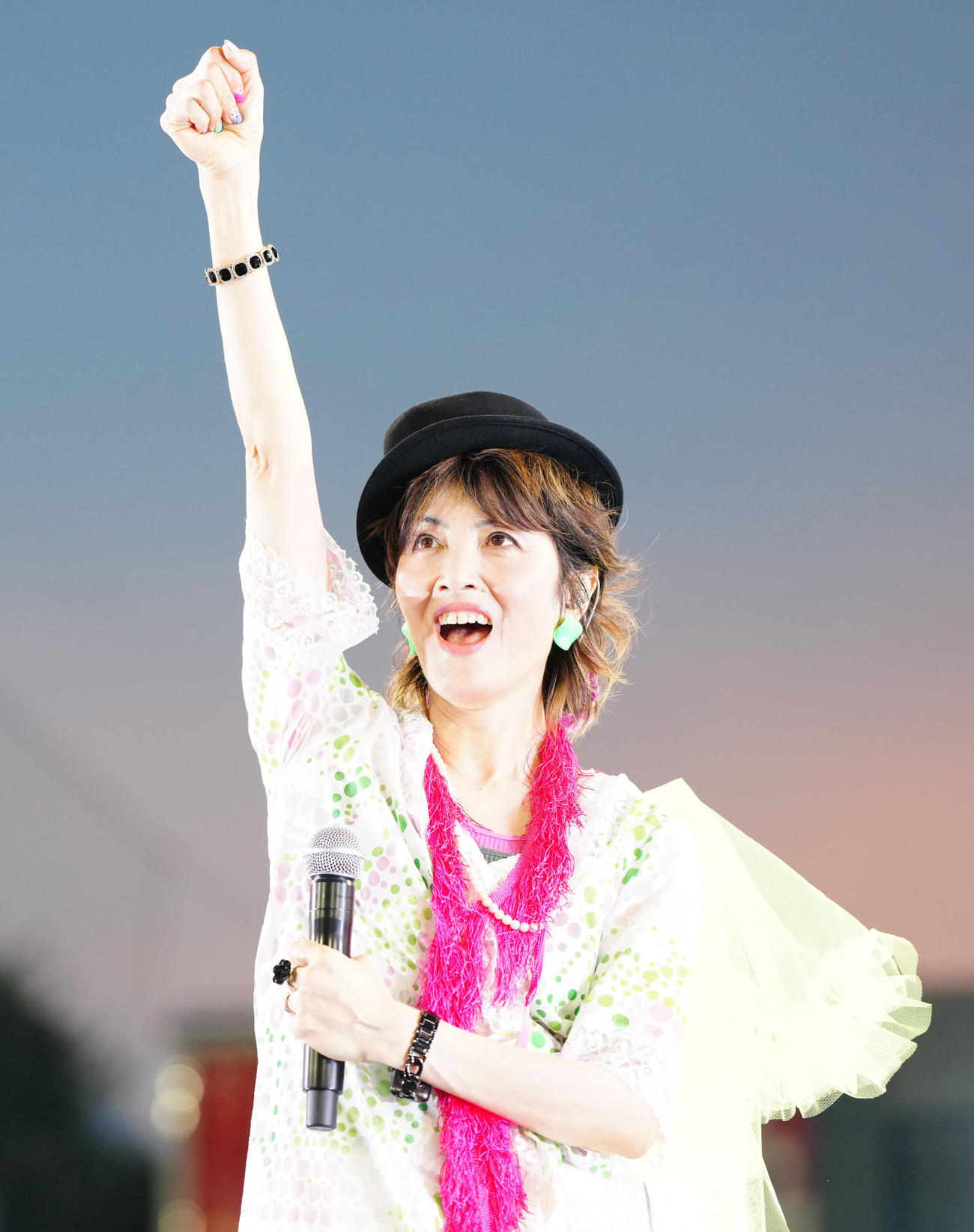 神宮球場のステージに登場し、会場を盛り上げる荻野目洋子（撮影・江口和貴）