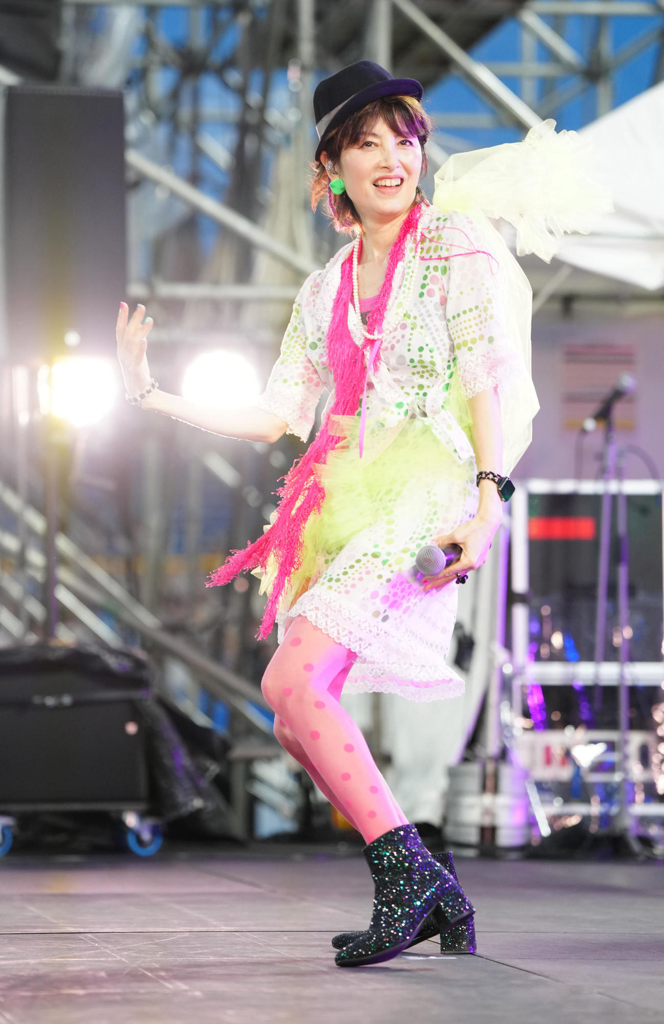 神宮球場のステージに登場し、会場を盛り上げる荻野目洋子（撮影・江口和貴）