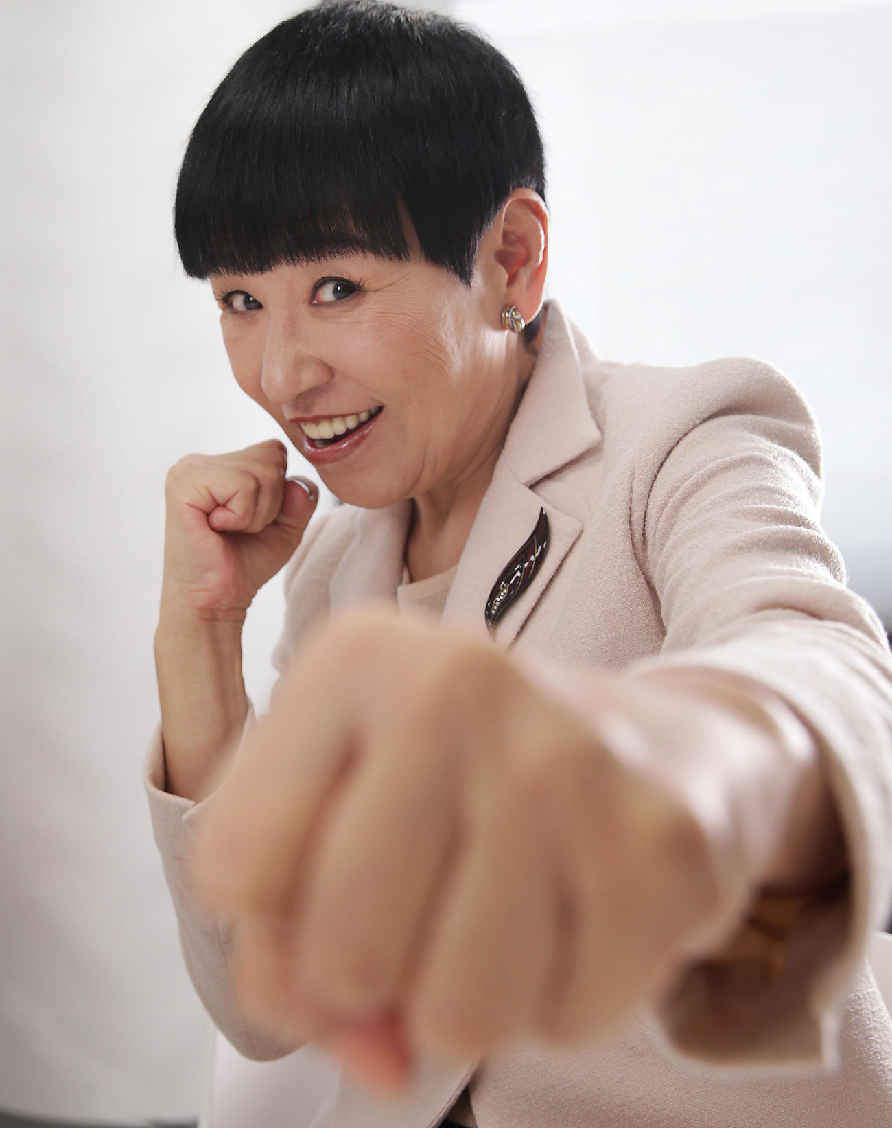 殴られたら痛そうなかっこいいパンチを繰り出す和田アキ子（2013年10月撮影）