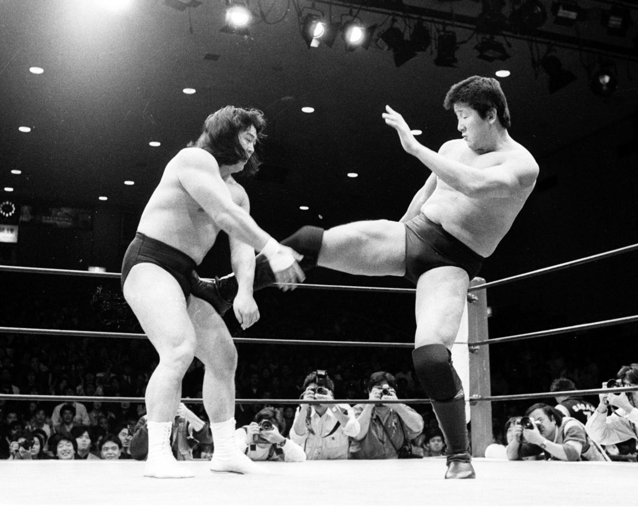 前田日明（右）は長州力にミドルキックを見舞う（1987年11月19日撮影）