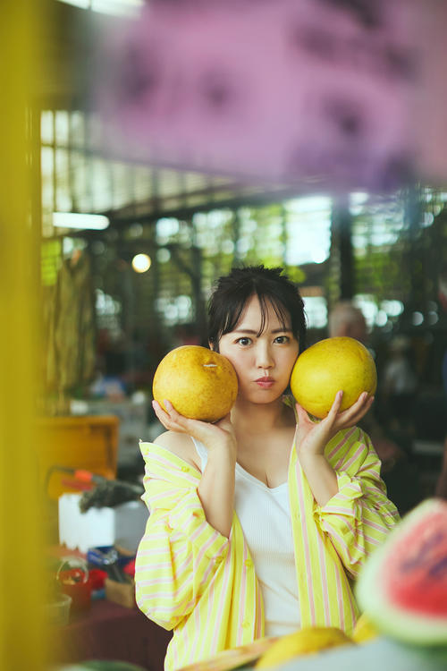 磯山さやか、さわやかな水色ビキニショット公開 25周年写真集の豪華版