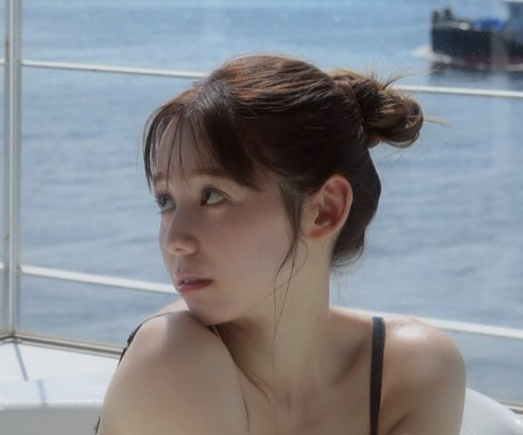 開放的入浴ショット（小池里奈のインスタグラムから）