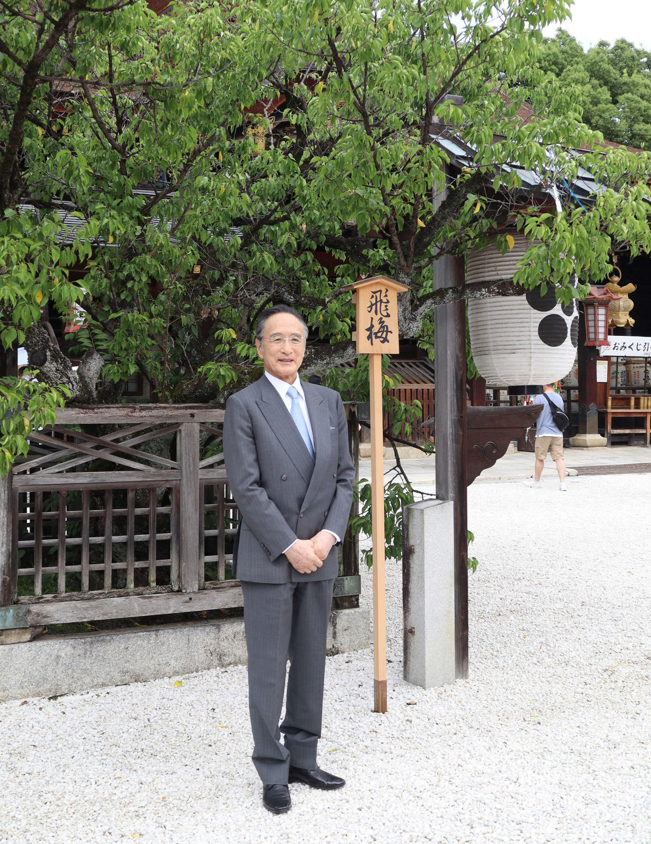 菅原道真の飛梅伝説にまつわる北野天満宮の「飛梅」の前に立つ片岡仁左衛門