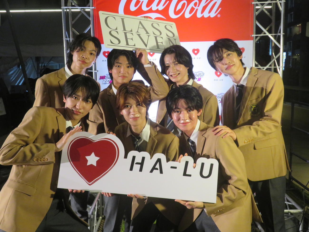 「渋谷アオハル2.0祭」に出席したCLASS SEVEN。前列左から高田憐、大東立樹、高野秀侑、後列左から中澤連、横田大雅、近藤大海、星慧音（撮影・川田和博）