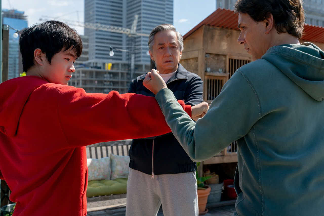 ベン・ウォン（左）とラルフ・マッチオの組み手を見守るジャッキー・チェン（中央）。「ベスト・キッド：レジェンズ」の1場面