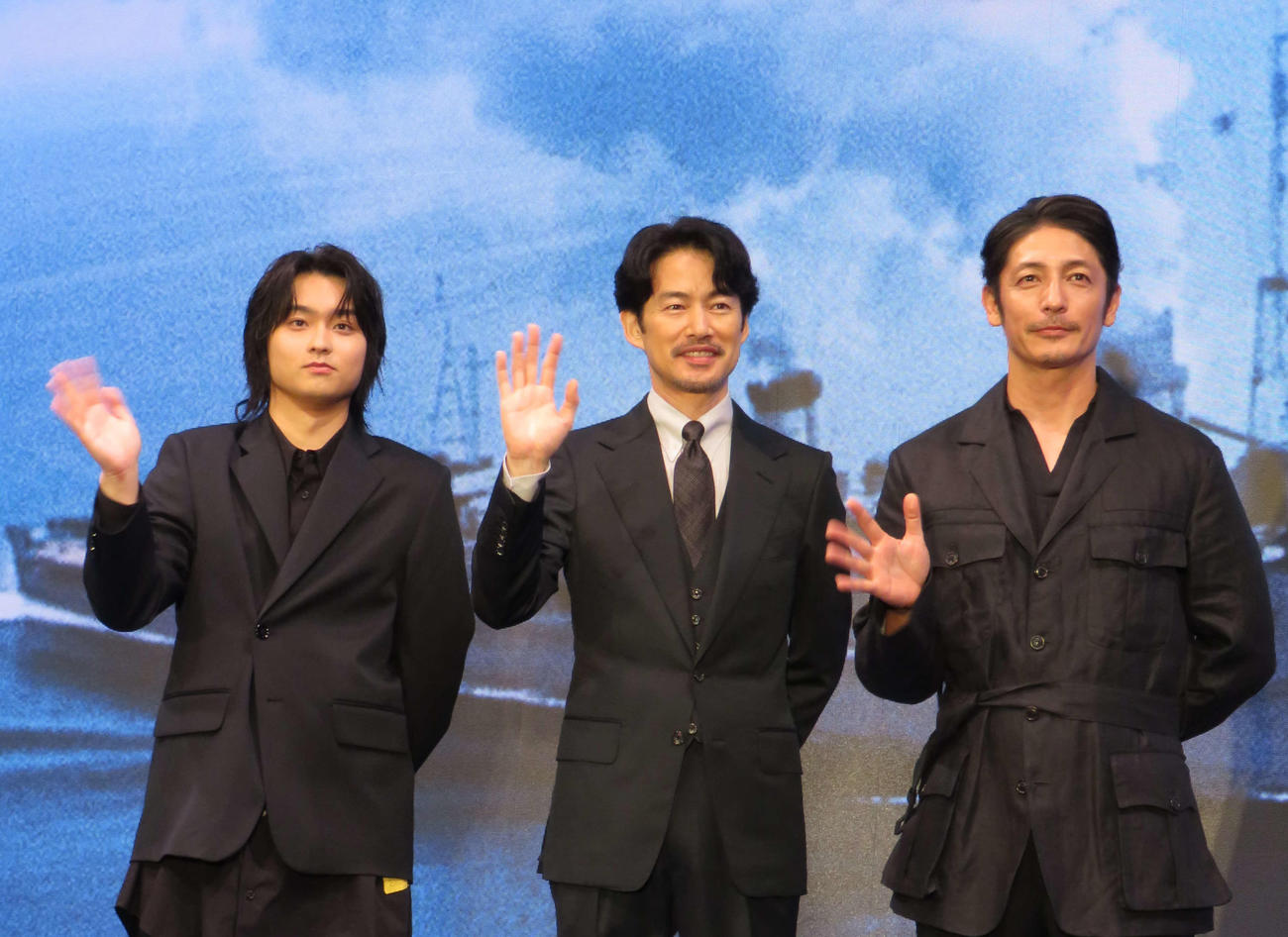 映画「雪風　YUKIKAZE」完成報告に出席した、左から奥平大兼、竹野内豊、玉木宏