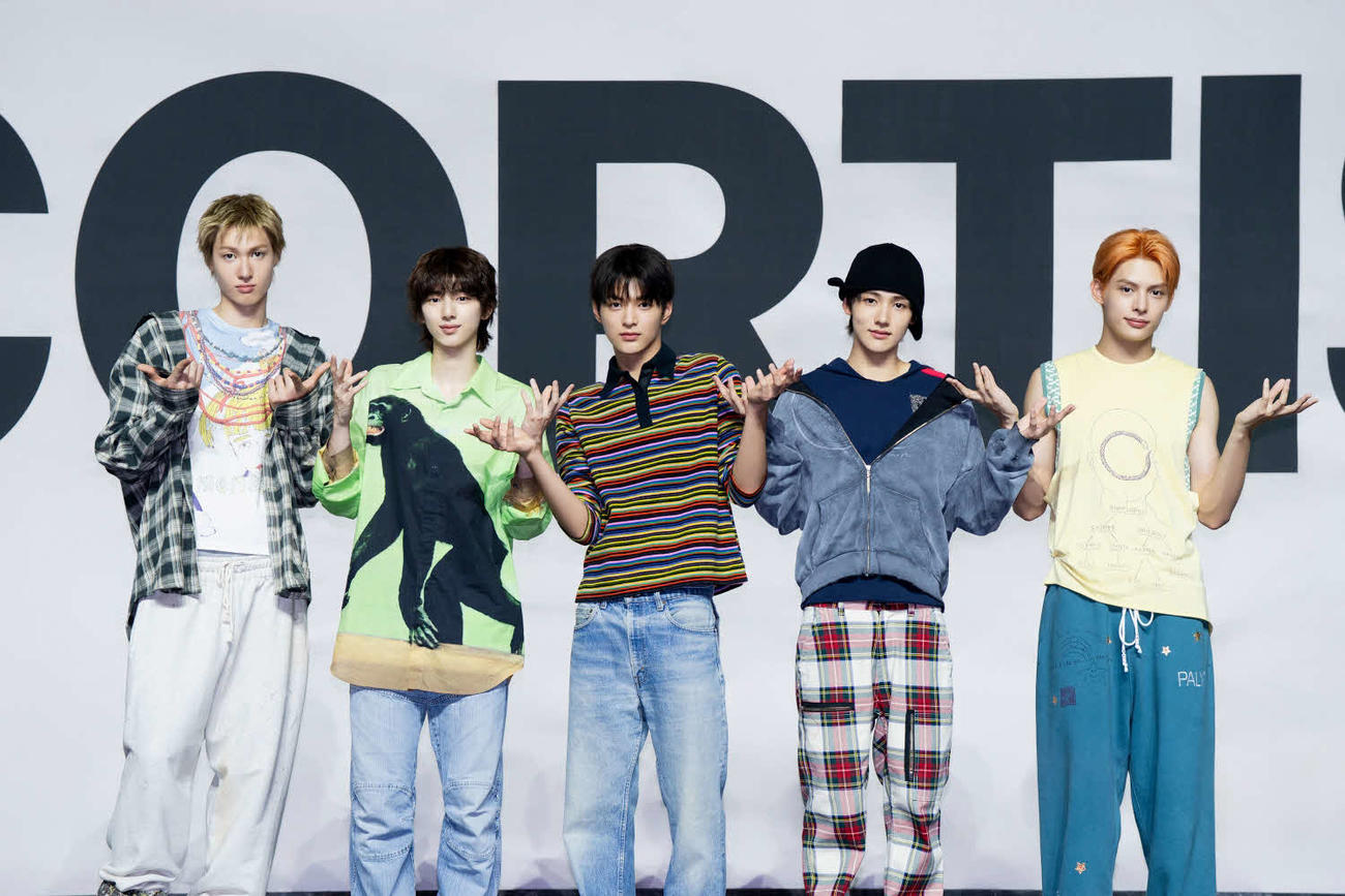 メディアショーケースに出席したCORTIS。左からMARTIN、JUHOON、KEONHO、SEONGHYEON、JAMES（（P）＆（C）BIGHIT MUSIC）