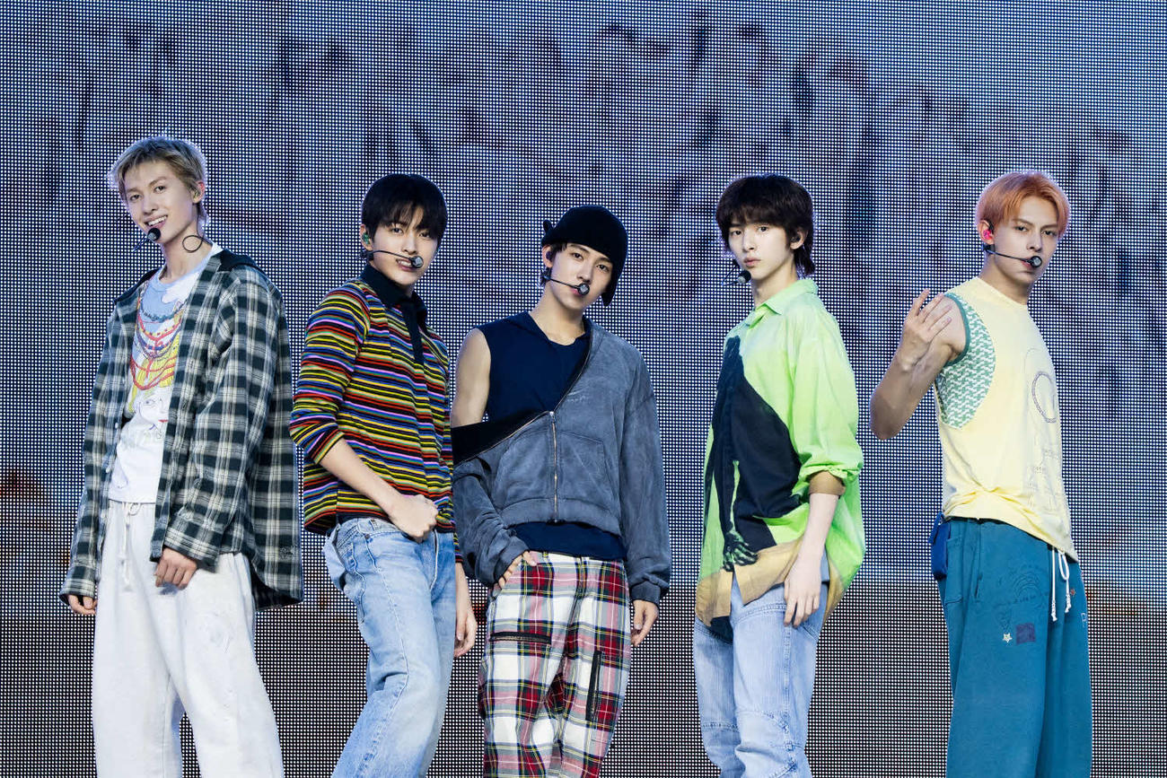1st EP「COLOR OUTSIDE THE LINES」メディアショーケースでパフォーマンスするCORTIS。左からMARTIN、KEONHO、SEONGHYEON、JUHOON、JAMES（（P）＆（C）BIGHIT MUSIC）