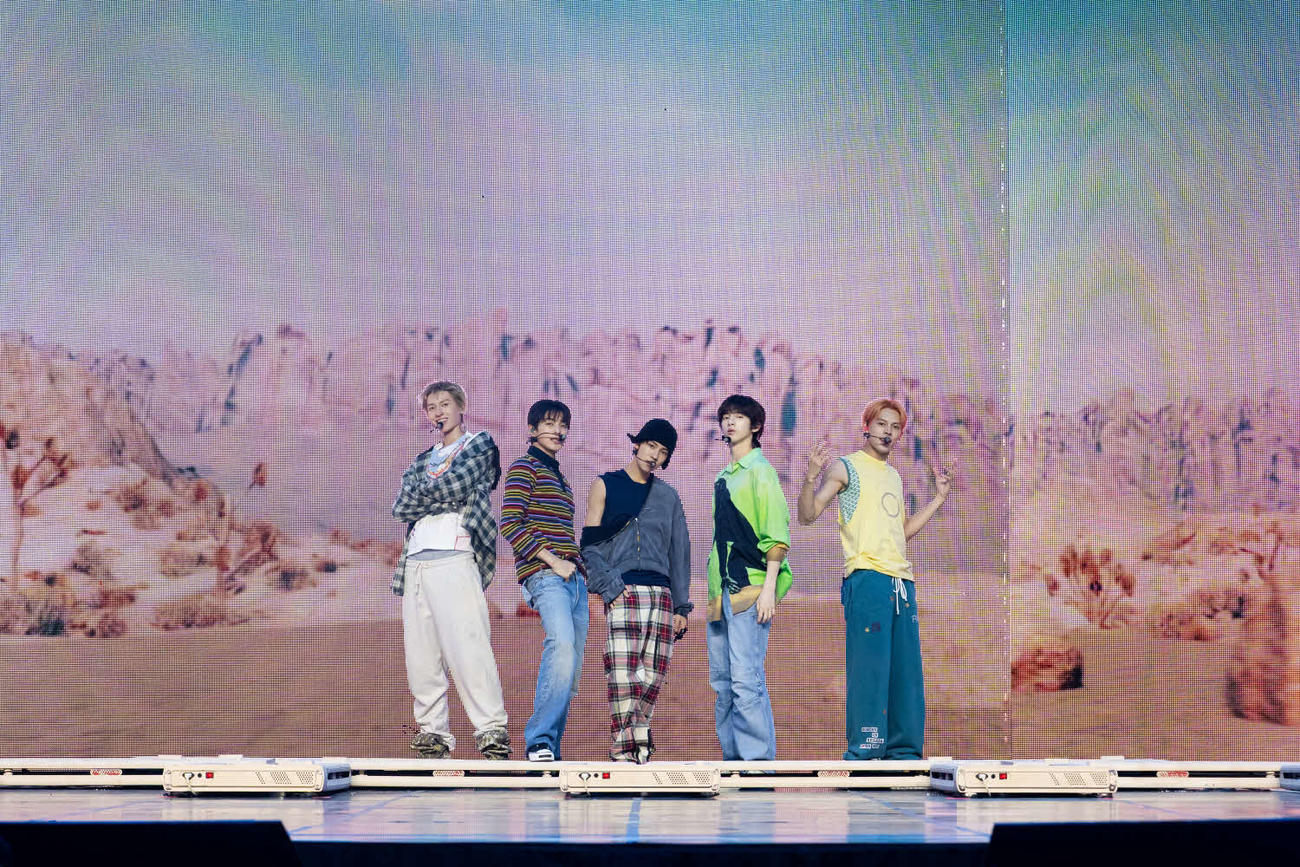 1st EP「COLOR OUTSIDE THE LINES」メディアショーケースでパフォーマンスするCORTIS。左からMARTIN、KEONHO、SEONGHYEON、JUHOON、JAMES（（P）＆（C）BIGHIT MUSIC）