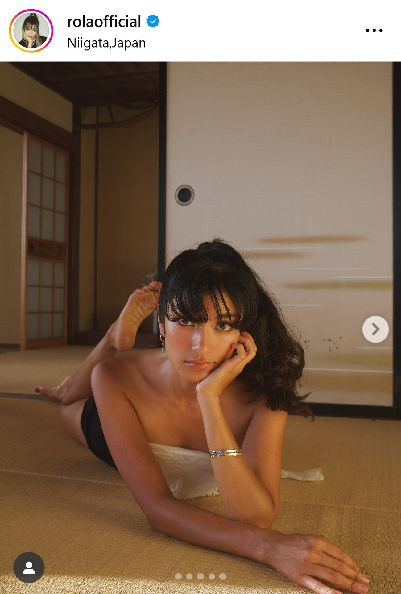 白チューブトップ姿のローラ（ローラのインスタグラムから）