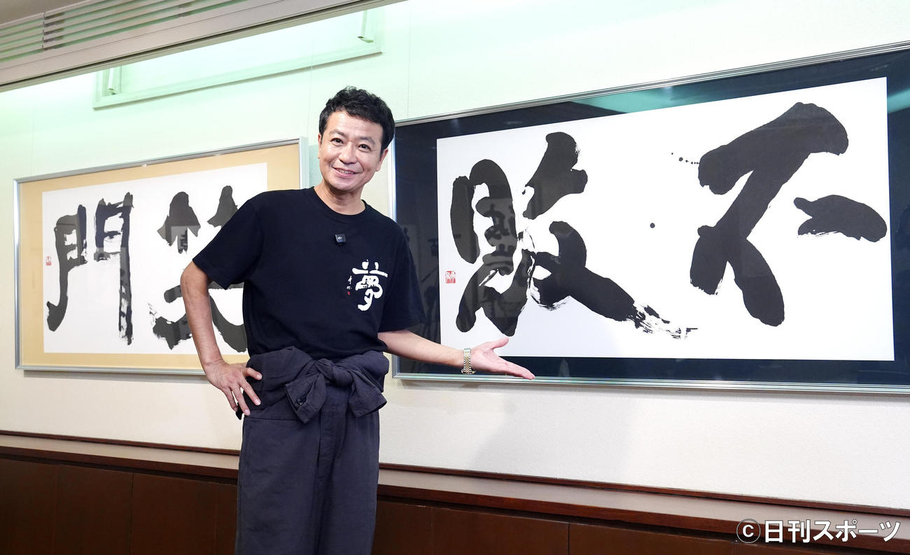 銀座・鳩居堂で書道展を開催する中山秀征（撮影・江口和貴）