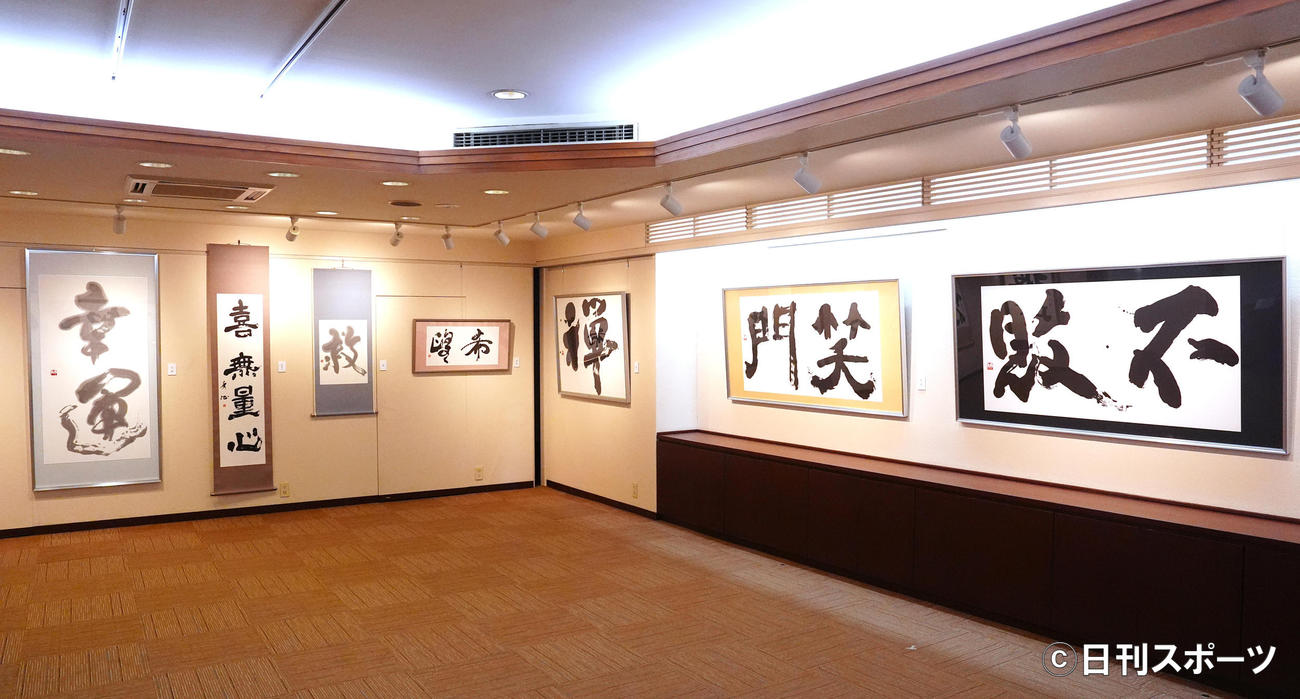 銀座・鳩居堂での書道展で展示される中山秀征の書（撮影・江口和貴）