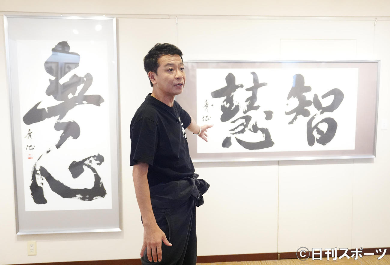 銀座・鳩居堂で書道展を開催する中山秀征（撮影・江口和貴）