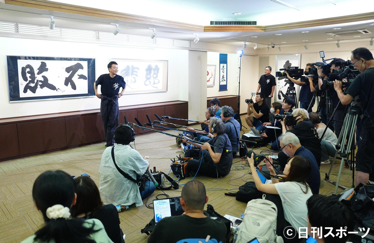 銀座・鳩居堂での書道展開催で取材に応じる中山秀征（撮影・江口和貴）