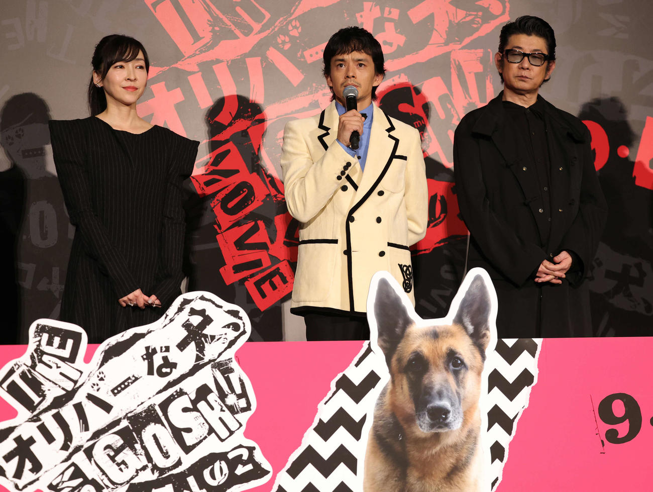「THE　オリバーな犬、（Gosh！！）このヤロウ　MOVIE」完成披露試写会舞台あいさつを行った、左から麻生久美子、池松壮亮、永瀬正敏（撮影・野上伸悟）