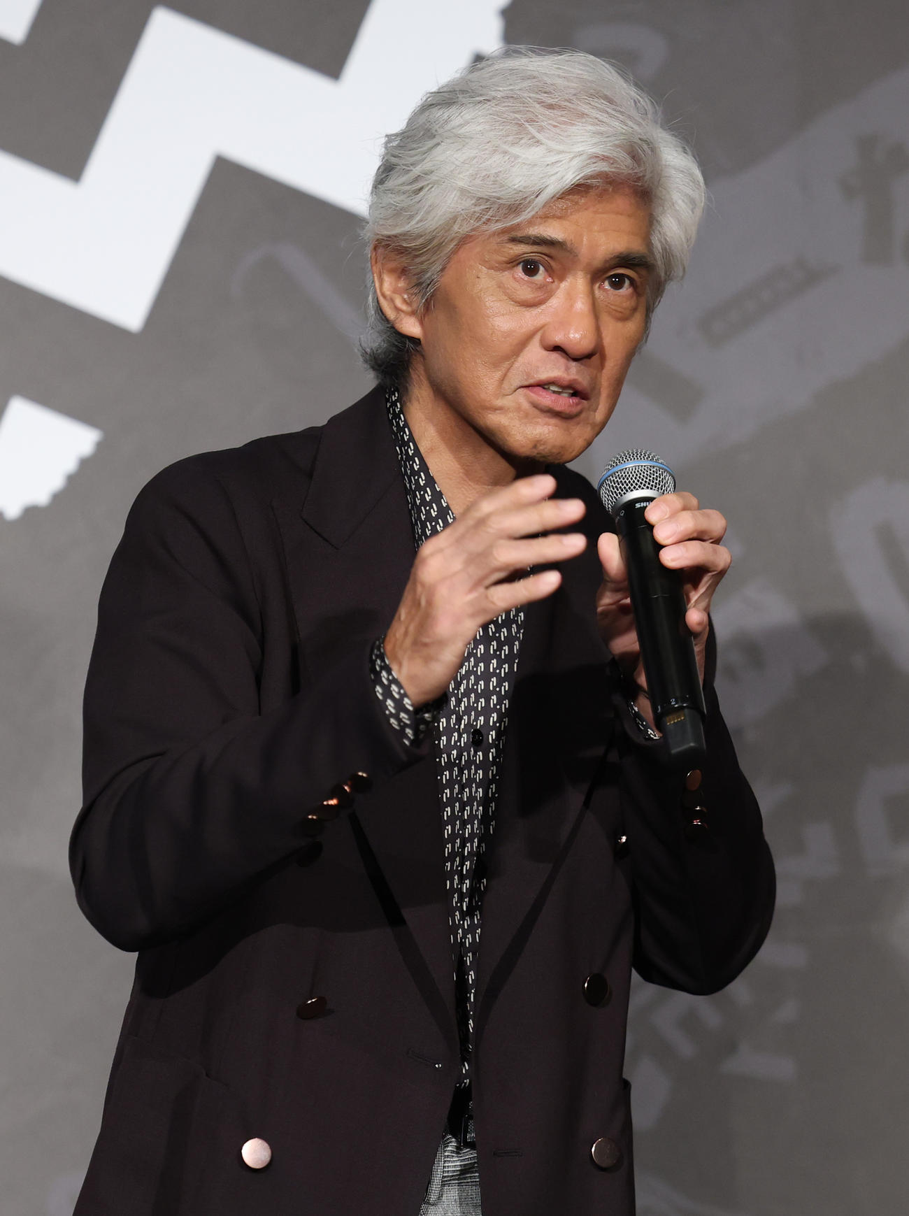 「THE　オリバーな犬、（Gosh！！）このヤロウ　MOVIE」完成披露試写会舞台あいさつを行った佐藤浩市（撮影・野上伸悟）