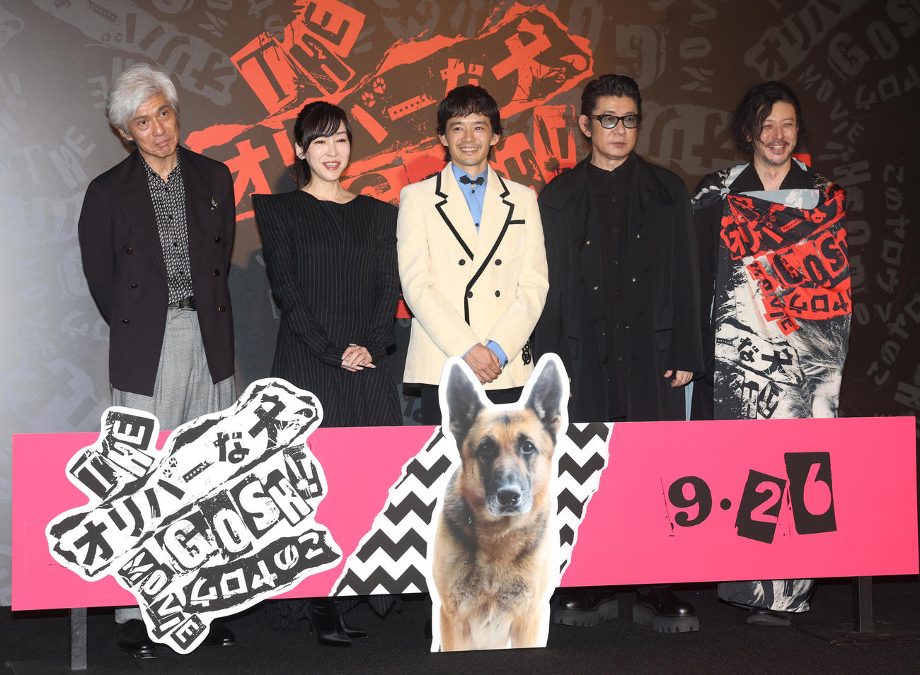 舞台あいさつを行った、左から佐藤浩市、麻生久美子、池松壮亮、永瀬正敏、オダギリジョー監督（撮影・野上伸悟）