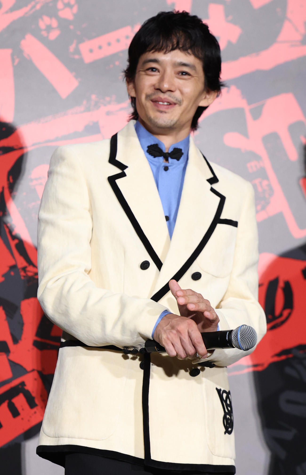 舞台あいさつで笑顔を見せる池松壮亮（撮影・野上伸悟）
