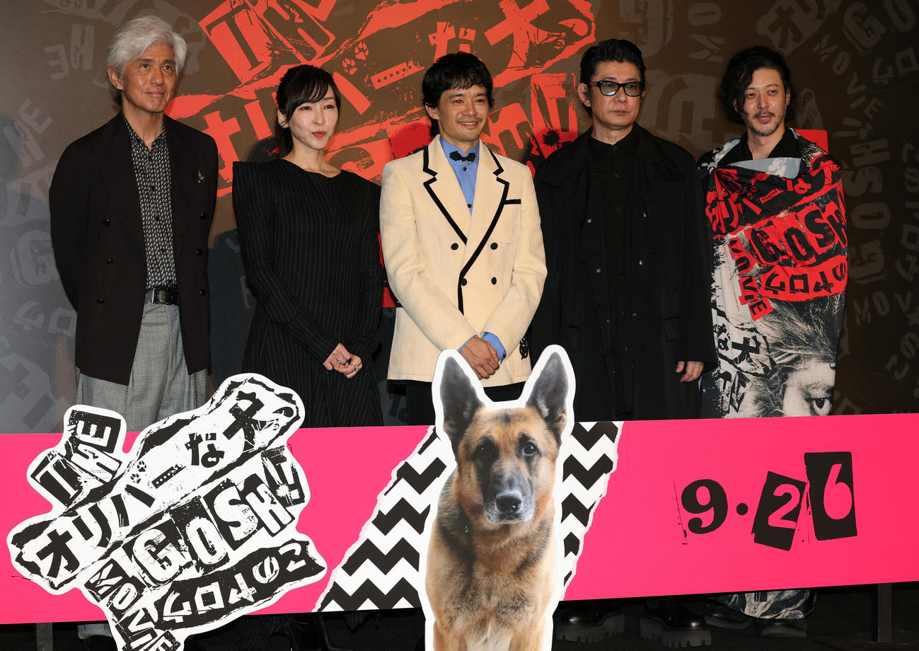 「THE　オリバーな犬、（Gosh！！）このヤロウ　MOVIE」完成披露試写会舞台あいさつを行った、左から佐藤浩市、麻生久美子、池松壮亮、永瀬正敏、オダギリジョー監督（撮影・野上伸悟）