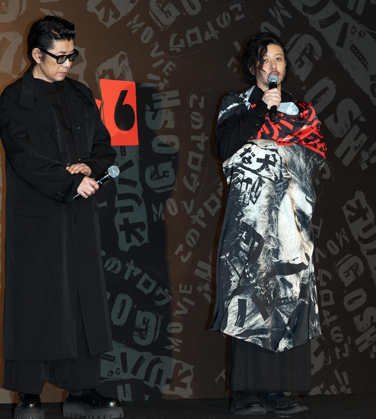 「THE　オリバーな犬、（Gosh！！）このヤロウ　MOVIE」完成披露試写会舞台あいさつで、オリジナルの6万円の旗を披露するオダギリジョー監督。左は永瀬正敏（撮影・野上伸悟）