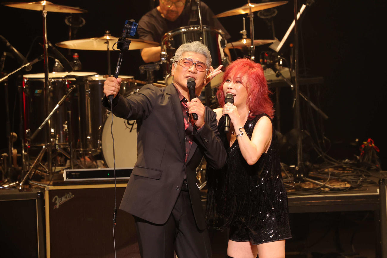 60歳の誕生日記念ライブを行った吉川晃司とゲスト出演の大黒摩季（平野タカシ氏撮影）