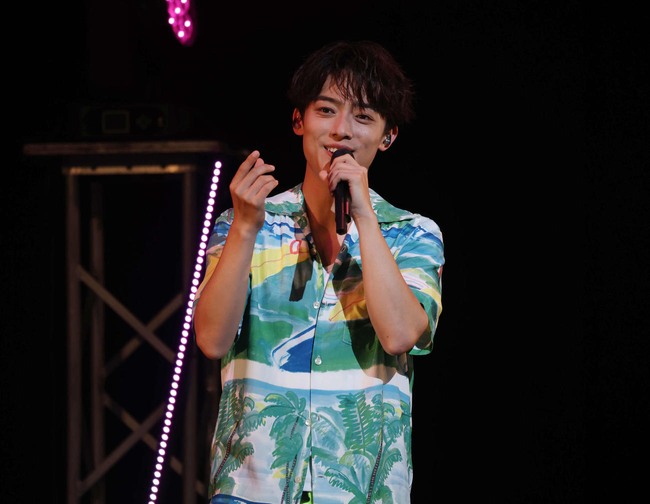 歌唱する辰巳ゆうと（撮影・増田悦実）