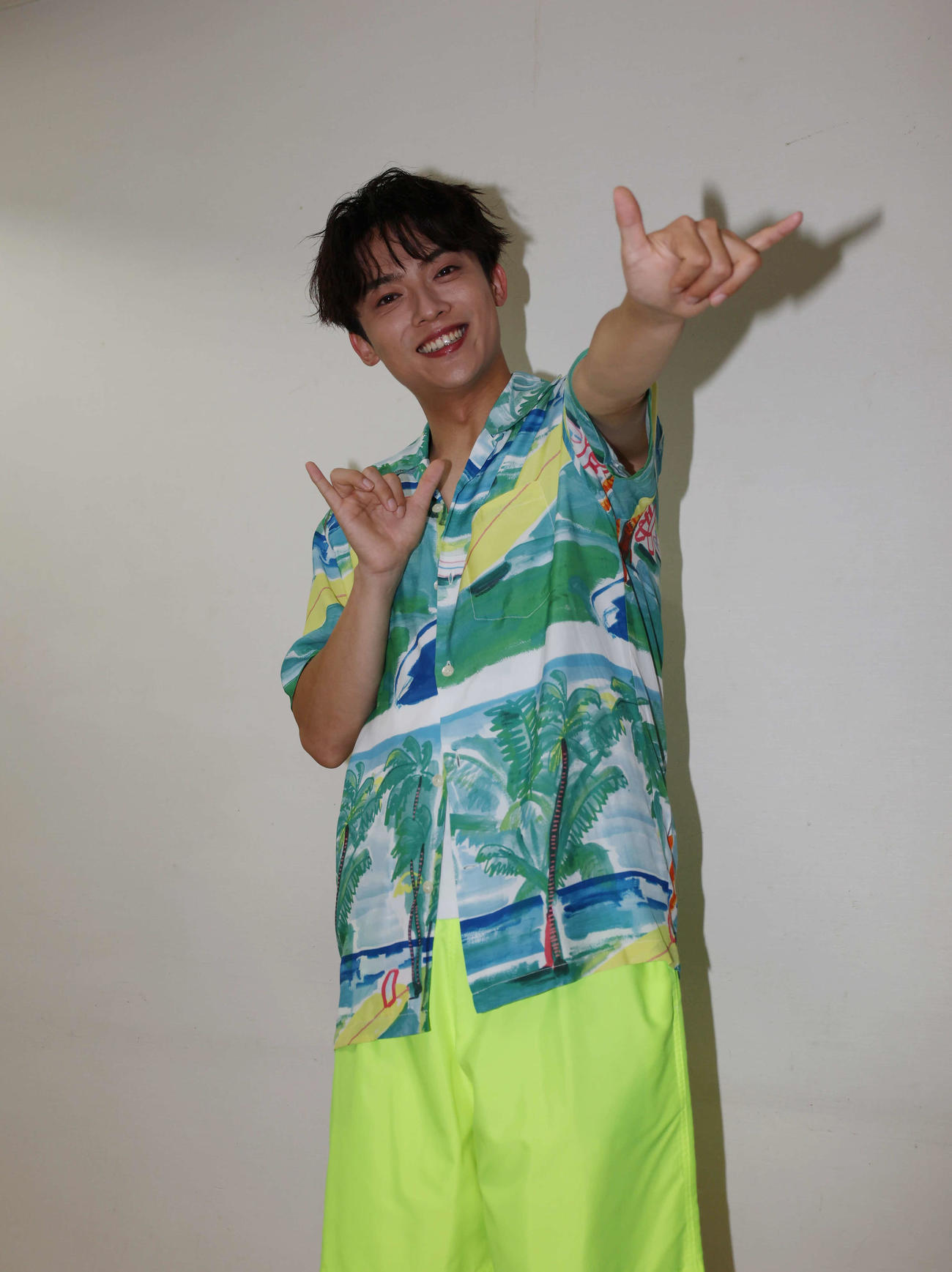 囲み取材でアロハポーズをとる辰巳ゆうと（撮影・増田悦実）