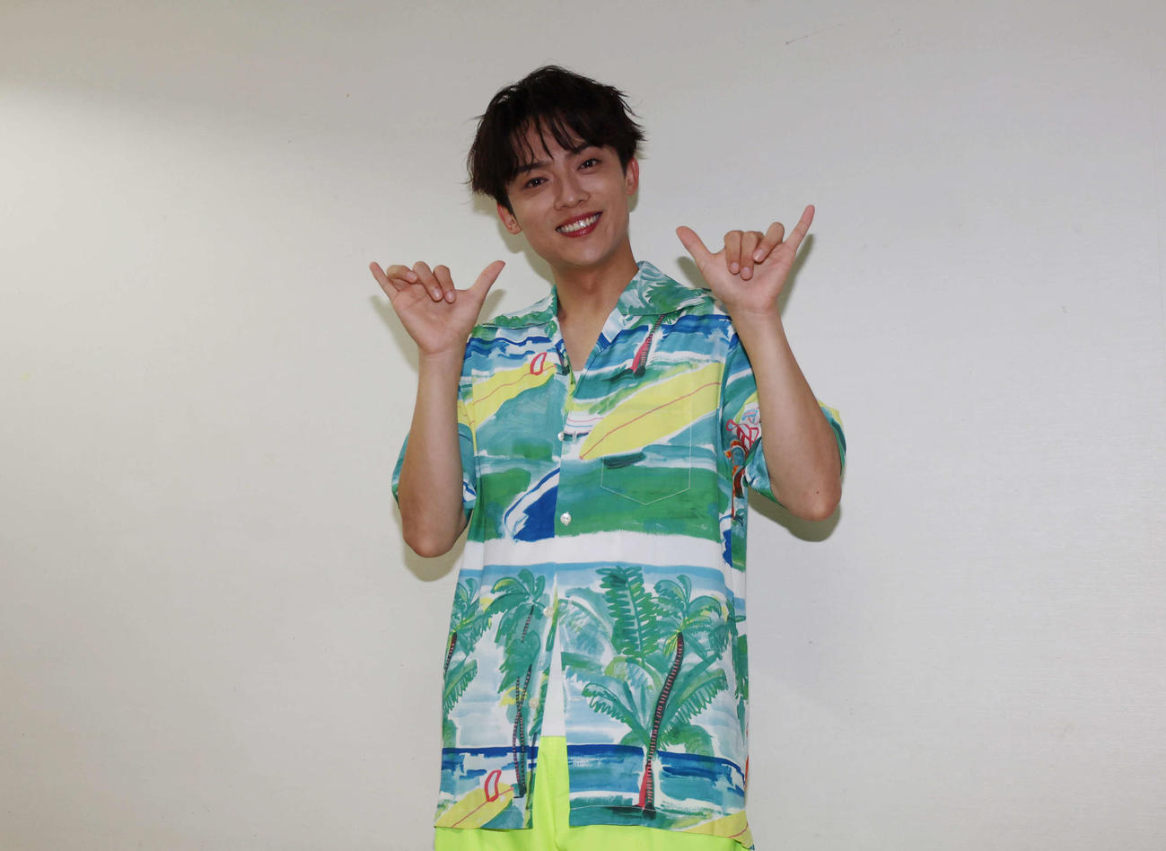 囲み取材でアロハポーズをとる辰巳ゆうと（撮影・増田悦実）