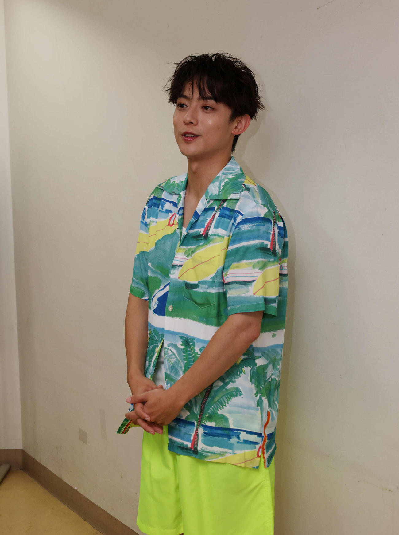 囲み取材に答える辰巳ゆうと（撮影・増田悦実）