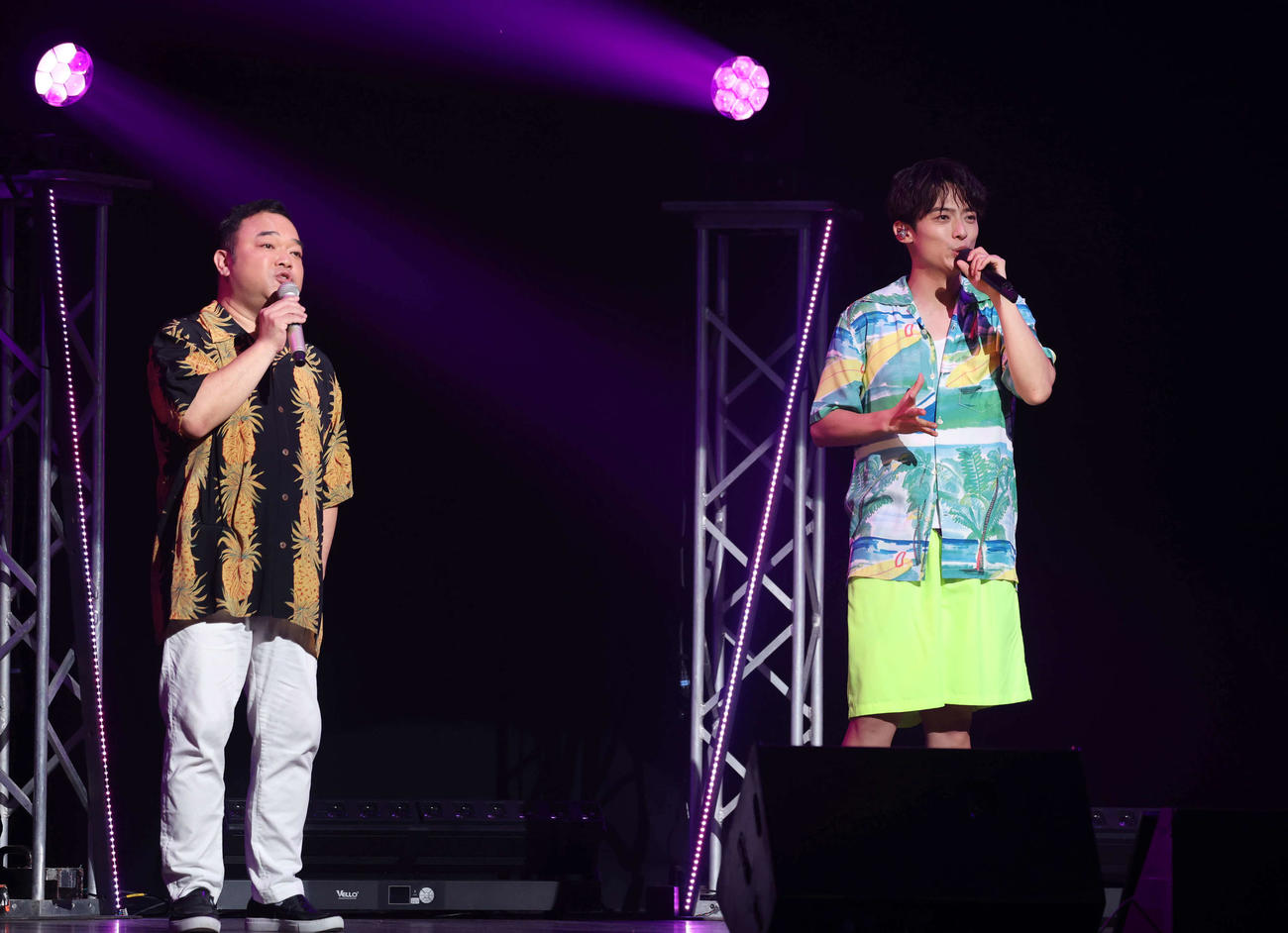 コラボ歌唱をする辰巳ゆうと（右）と西寄ひがし（撮影・増田悦実）