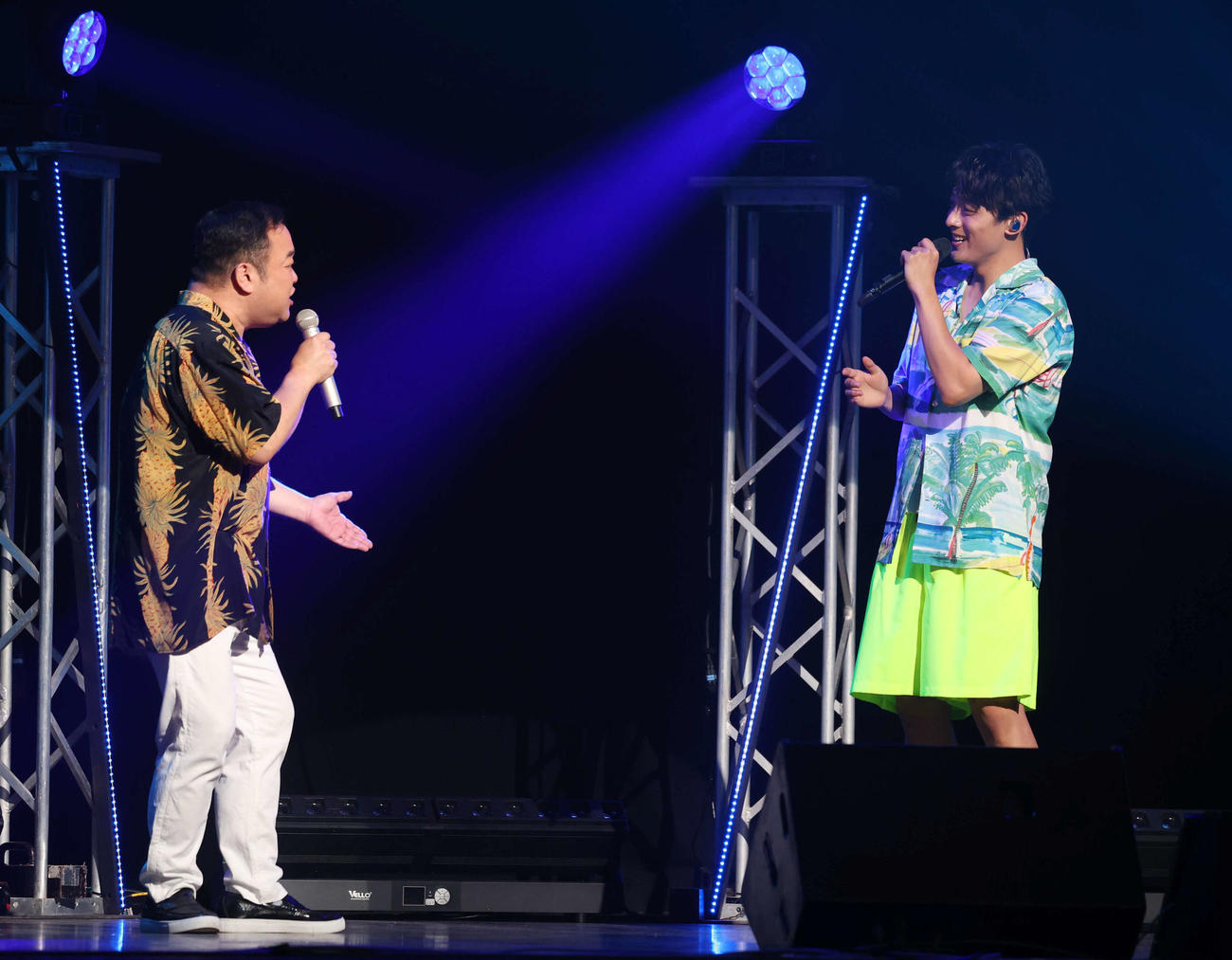 コラボ歌唱をする辰巳ゆうと（右）と西寄ひがし（撮影・増田悦実）