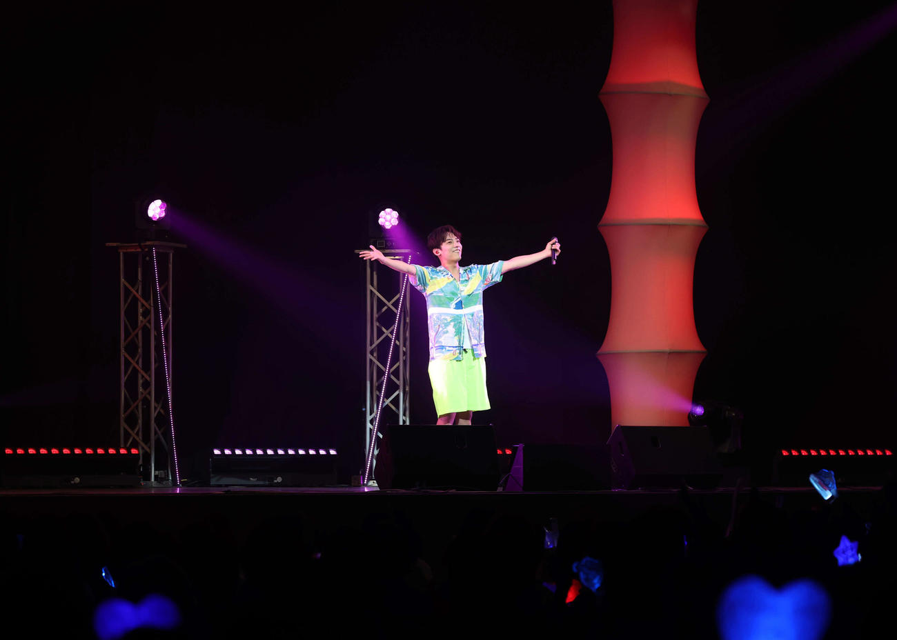 両手を広げお客さんに感謝を伝える辰巳ゆうと（撮影・増田悦実）