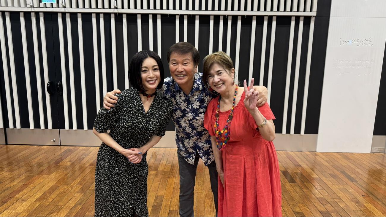 FM NACK5「森田健作　青春もぎたて朝一番！」の収録に参加した、左から酒井法子、森田健作、早瀬久美
