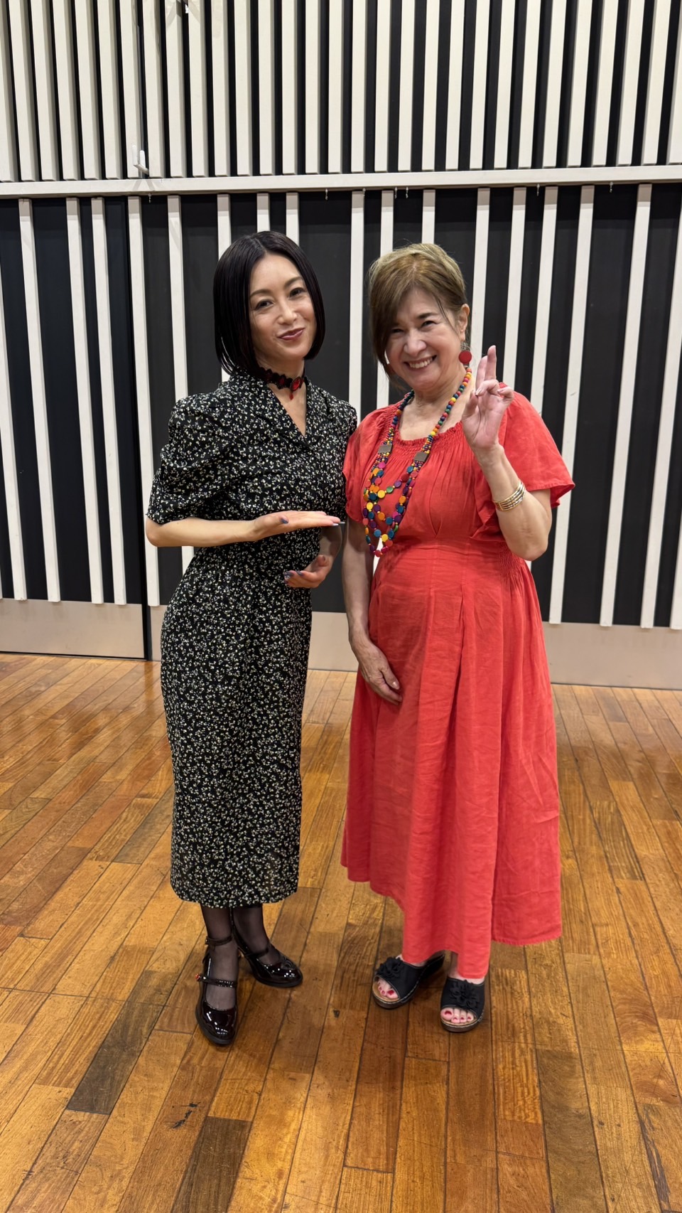 舞台［祖国への挽歌」で共演する酒井法子（左）と早瀬久美
