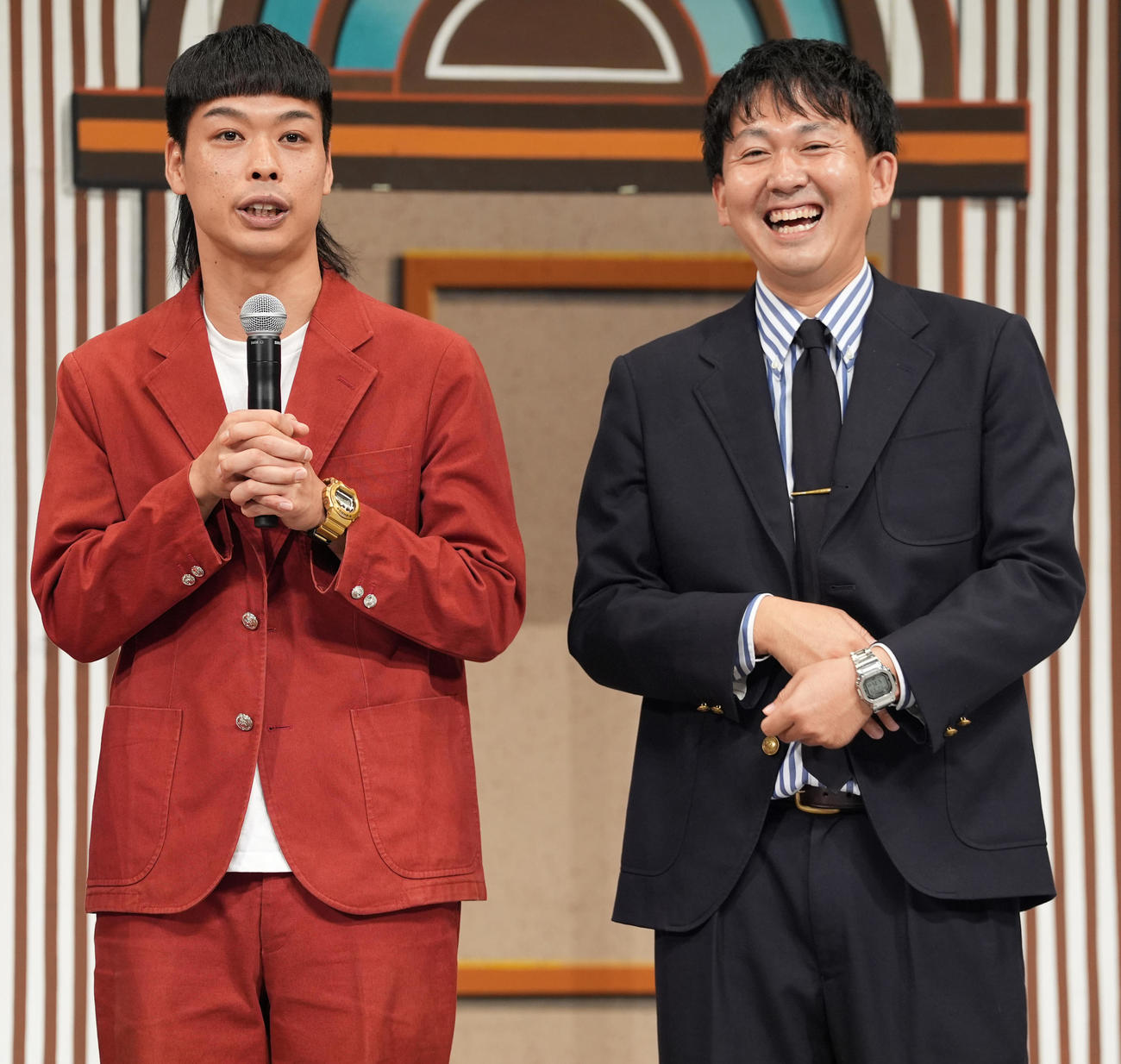 「東京グランド花月」初日公演後の囲み取材に応じるバッテリィズのエース（左）と寺家（撮影・鈴木みどり）