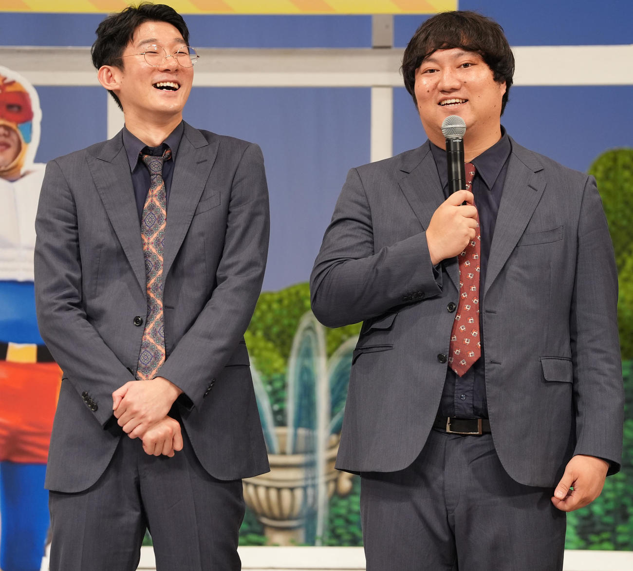 「東京グランド花月」初日公演後の囲み取材に応じるロングコートダディの堂前透（左）と兎（撮影・鈴木みどり）