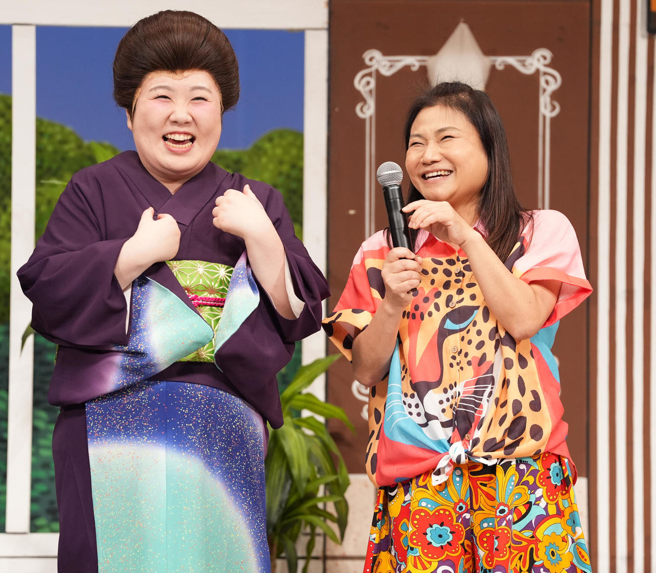 「東京グランド花月」初日公演後の囲み取材に応じる酒井藍（左）と島田珠代（撮影・鈴木みどり）