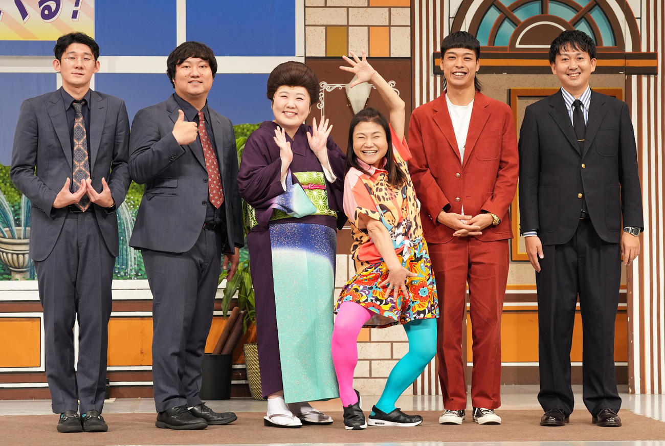 「東京グランド花月」初日公演後にフォトセッションに納まる、左からロングコートダディの堂前透、兎、酒井藍、島田珠代、バッテリィズのエース、寺家（撮影・鈴木みどり）
