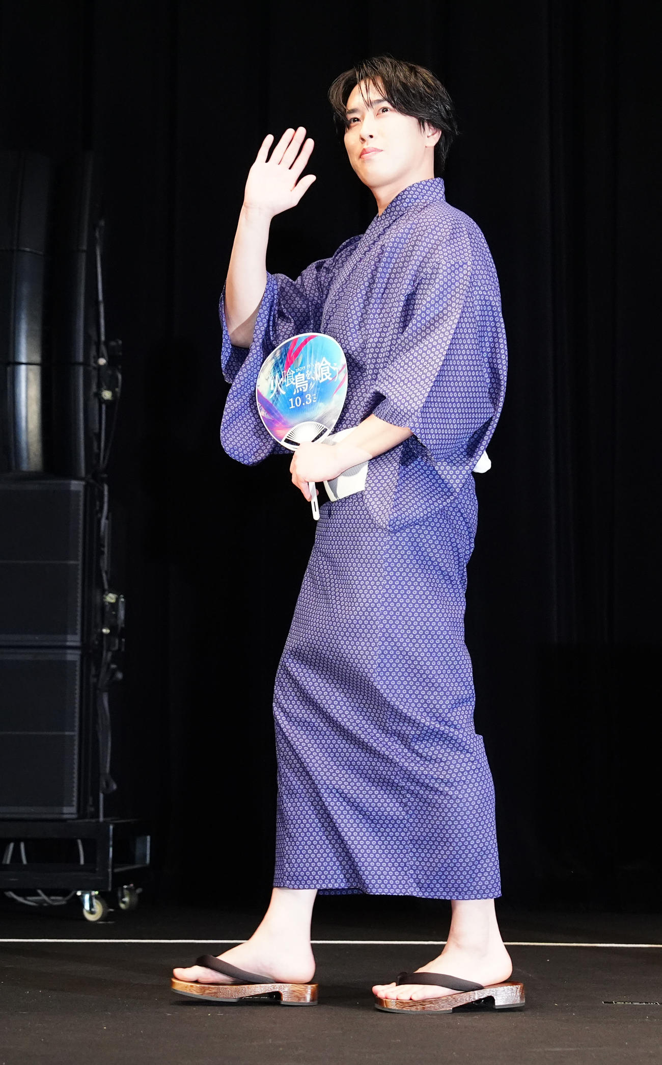 映画「火喰鳥を、喰う」完成披露試写会で登壇し引き揚げるSnow Man宮舘涼太（撮影・江口和貴）