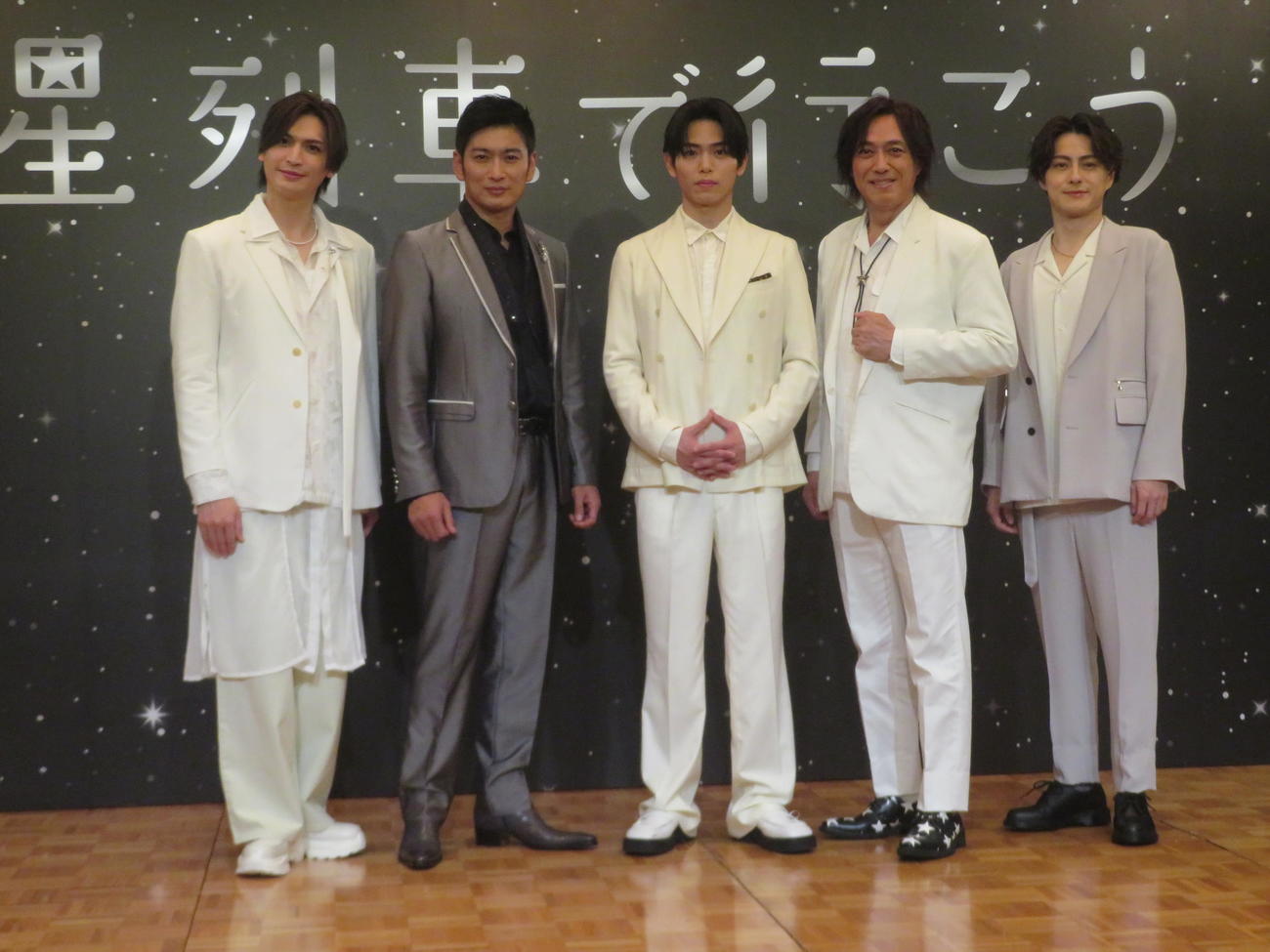 舞台「星列車で行こう」記者発表会に出席した、左から小波津亜廉、松田悟志、影山拓也、石井一孝、松村龍之介（撮影・川田和博）