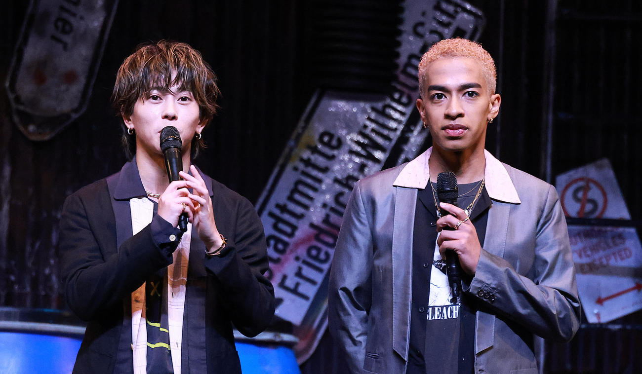 舞台「STOMPストンプ」スペシャルサポーターとして会見するAぇ！groupの末澤誠也（左）と草間リチャード敬太（撮影・中島郁夫）