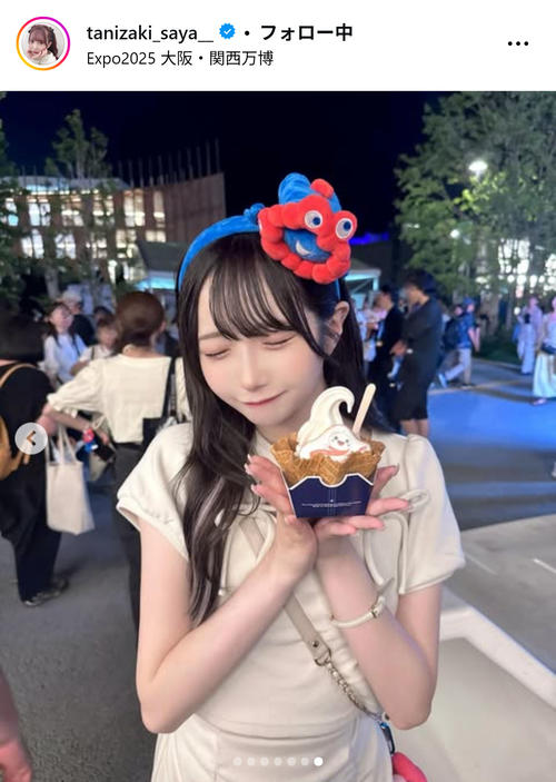 ≠ME谷崎早耶、白の胸元開きセットアップ＆ミャクミャクカチューシャ姿