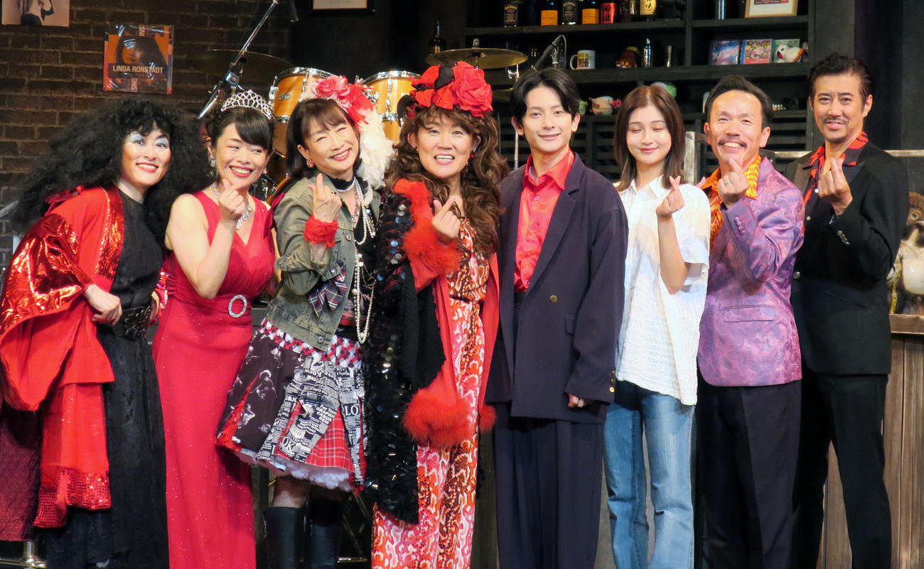 Room NO.925　第1回公演「ジャニス」ゲネプロ取材会で。左から、藤田記子、小林美江、山像かおり、山田邦子、橋本祥平、花音、海老澤英紀、水谷あつし
