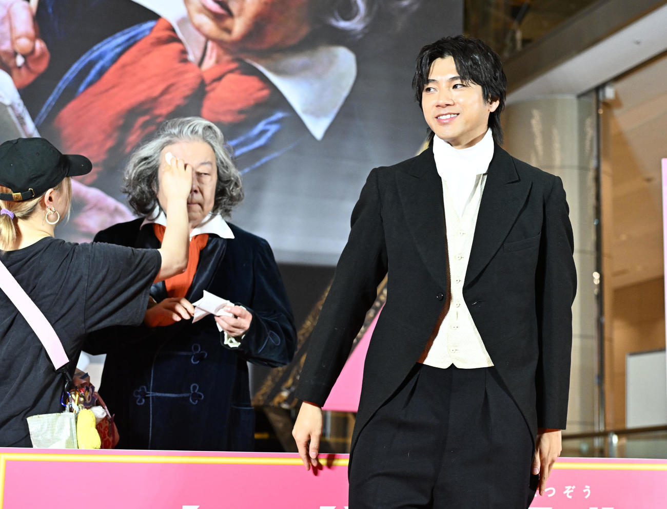 映画「ベートーヴェン捏造」のレッドカーペットセレモニーで、古田新太（後方左）の化粧直し中に場を持たせる山田裕貴（撮影・千葉一成）
