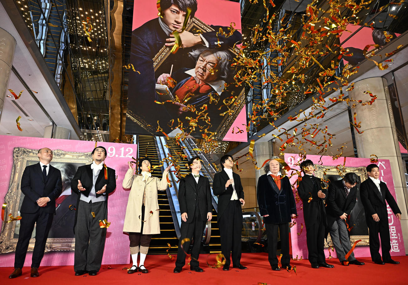 映画「ベートーヴェン捏造」のレッドカーペットセレモニーに登場した関和亮監督、小手伸也、前田旺志郎、染谷翔太、山田裕貴、古田新太、神尾楓珠、小澤征悦、野間口徹（撮影・千葉一成）