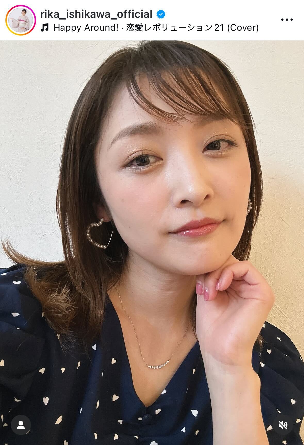 ハートのピアスをつけた自撮り（石川梨華のインスタグラムから）