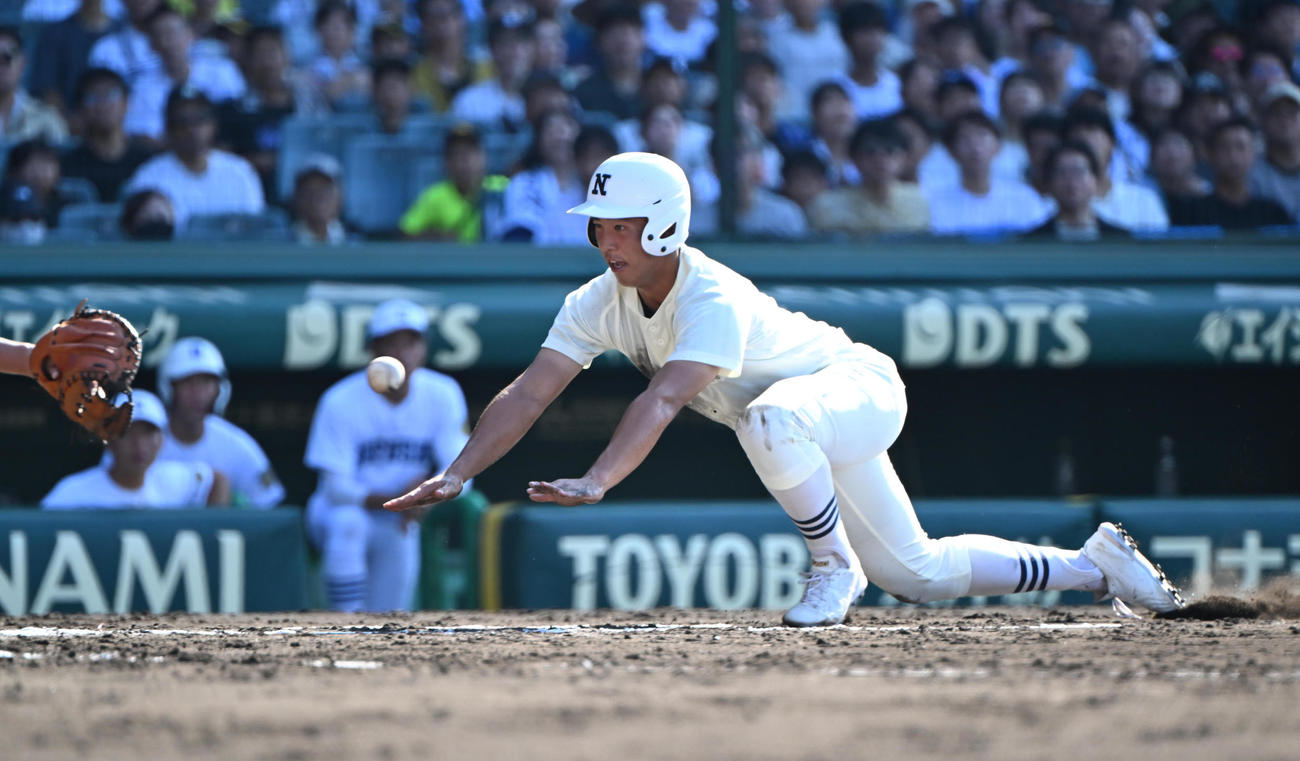 日大三対県岐阜商　2回表日大三2死二塁、松永の左前打で本塁を狙った永野はタッチアウトとなる、捕手小鎗（撮影・和賀正仁）