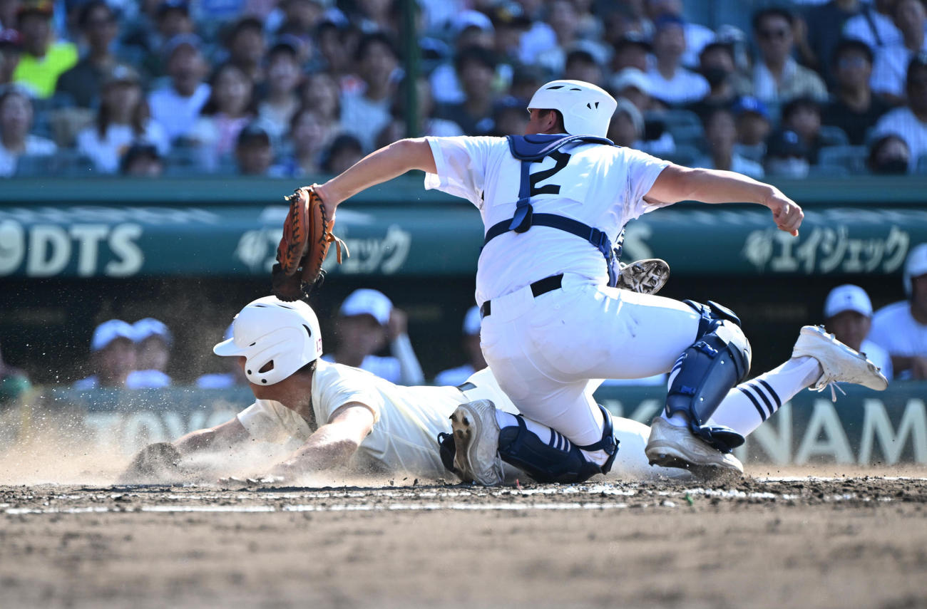 日大三対県岐阜商　2回表日大三2死二塁、松永の左前打で本塁を狙った永野はタッチアウトとなる、捕手小鎗（撮影・和賀正仁）